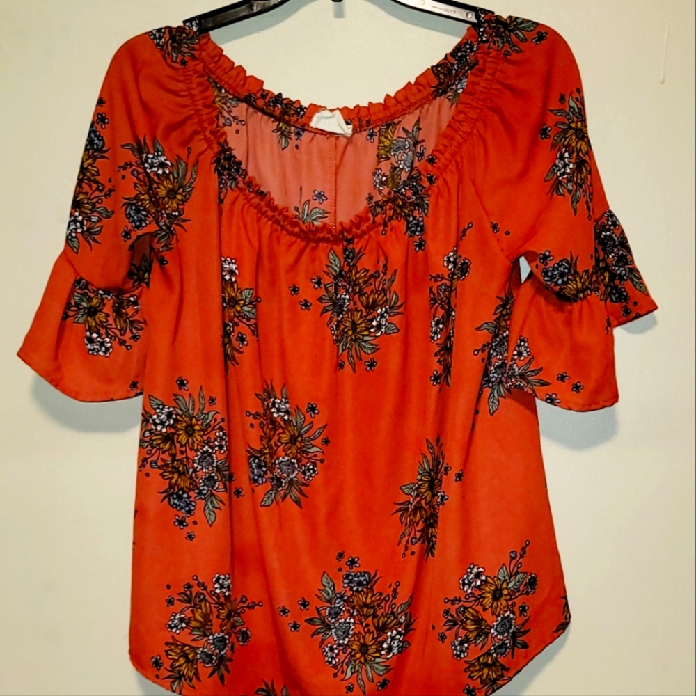 Beautiful Peach and Blue floral M blouse!
